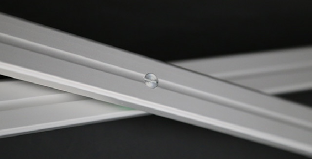 四方にΩ形状のスリットを入れた独自の設計